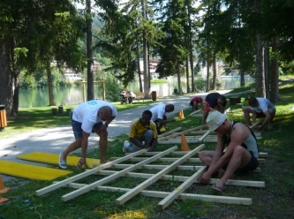 Costruzione e corsa su zattere di legno