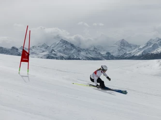 Mai pensato a una gara di sci come team building tra amici o colleghi?