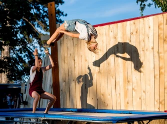 Spectacle de trampoline acrobatique