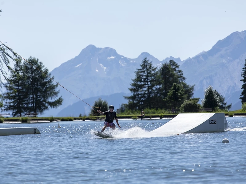 Wakeboard-surfer-Beachclub-Crans-Montana-PatGuller