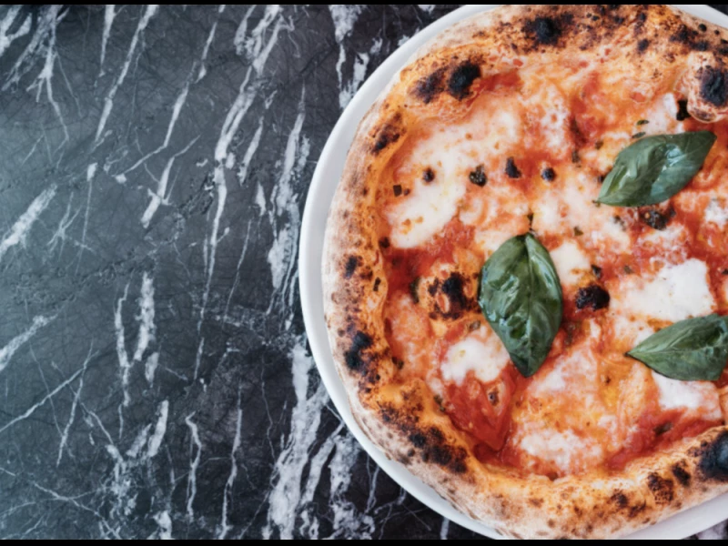 PIZZA CUITE AU FEU DE BOIS