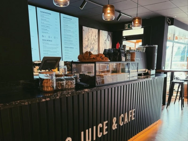 Arctic Juice and Caf&eacute;