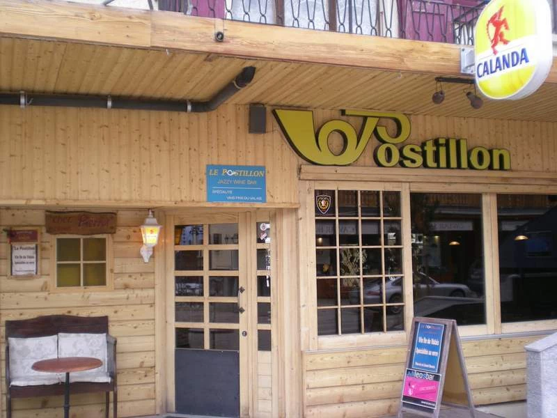 Caf&eacute; Le Postillon jazzy wine bar